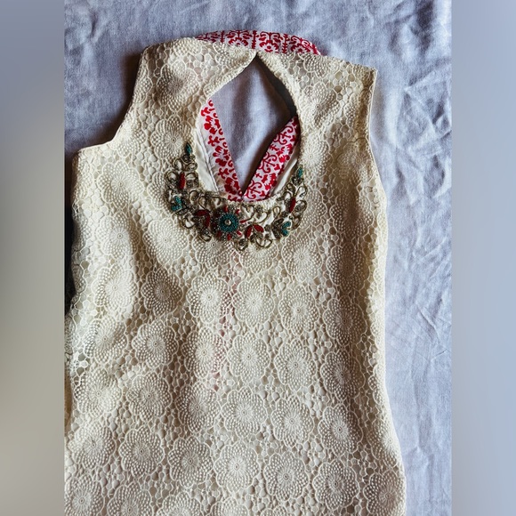 White Threadnet with Red and Blue detailing and Keyhole back detailing - Picture 5 of 6